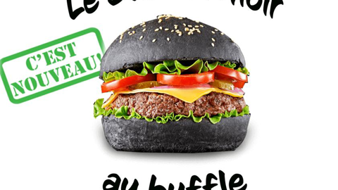 Le burger « Black Mac Arac » est le fruit d’une collaboration entre producteurs marqués « Valeurs Parc », dont le boulanger Mathieu Dubois pour le pain noirci au charbon végétal. Le burger « Black Mac Arac » est le fruit d’une collaboration entre producteurs marqués « Valeurs Parc », dont le boulanger Mathieu Dubois pour le pain noirci au charbon végétal.